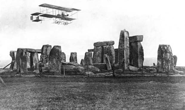 Foto di uno dei primi aerei che sorvola Stonehenge