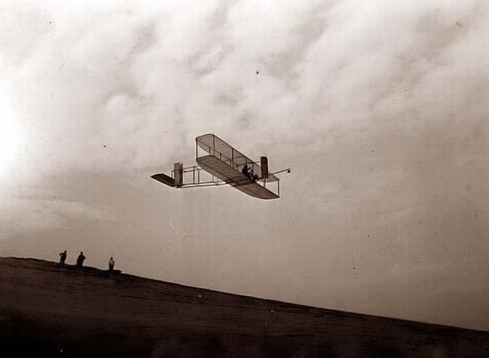 Foto di un vecchio aereo che vola.