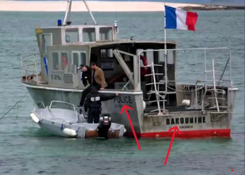 un battello della polizia francese che si chiama Bakounine