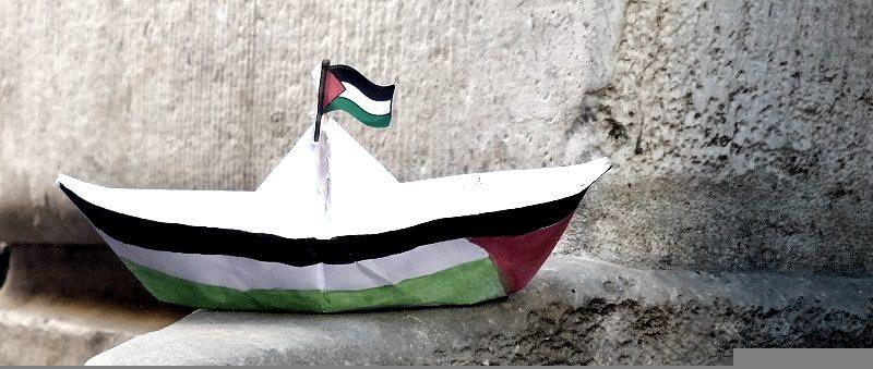 una barchetta di carta con i colori della bandiera palestinese
